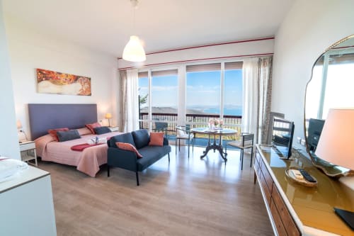 Camera Peonia al Belvedere del Lago di Montefiascone con vista lago, letto matrimoniale, balcone e comfort moderni