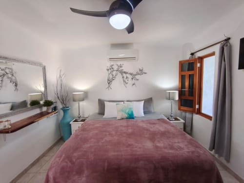 Habitación Reina del Mar en Casa Punta Perula con cama queen, ventilador de techo, aire acondicionado y mobiliario moderno en Punta Perula, México