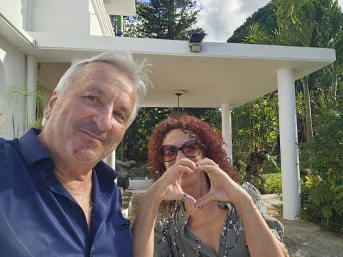 Couple formant un cœur à la terrasse de la Villa Les Cassias, Petit-Bourg, Guadeloupe