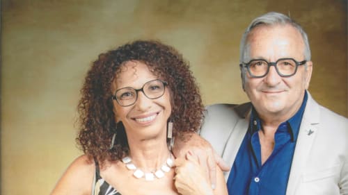 Deux hôtes souriants à l'Habitation Villa Les Cassias, un gîte de charme en Guadeloupe à Petit Bourg