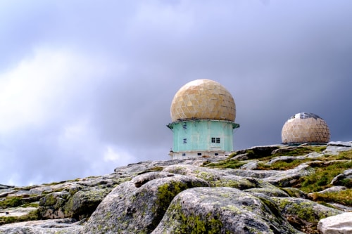 Estruturas de cúpula única no topo rochoso de Guarda, Portugal para a Coleção SM Stays