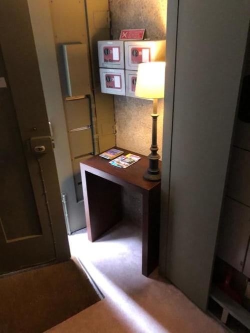 Cosy entrance to the elevator 