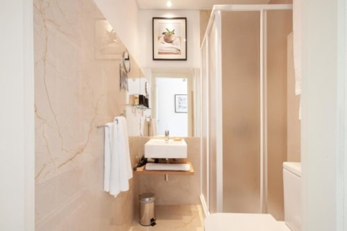Studios' bathrooms with shower 