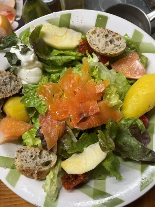 Salade gourmande au saumon fumé, verdures fraîches, tranches de pomme et pain à L'Atelier du Peintre à Ornans