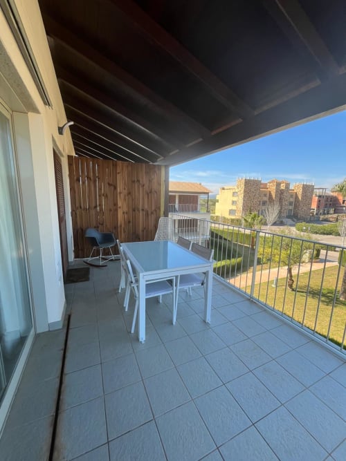Balcon spacieux avec table à manger offrant une vue sur les montagnes de Sant Jordi, appartement moderne avec vue panoramique
