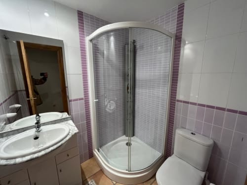 Salle de bain moderne aux appartements Home Guardian Services à Sant Jordi avec douche, lavabo et toilettes