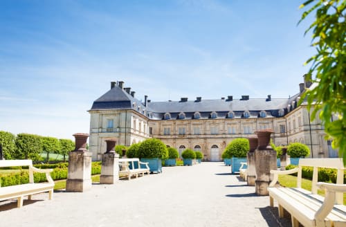 Les Hortensias, élégant château français de Champlitte avec jardins soignés et architecture historique