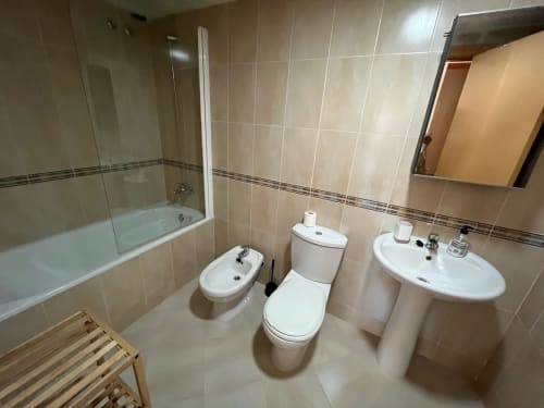 Salle de bains moderne de l'appartement Golf Mar 4 chez Home Guardian Services, Sant Jordi, avec toilettes, bidet, lavabo sur pied, baignoire et
