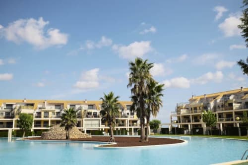 Residencia Golfmar à Sant Jordi : appartements modernes avec piscine, palmiers et ciel bleu