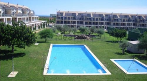 Résidence Golfmar Sant Jordi, complexe d'appartements avec deux piscines, jardins paysagés et architecture méditerranéenne en bord de mer