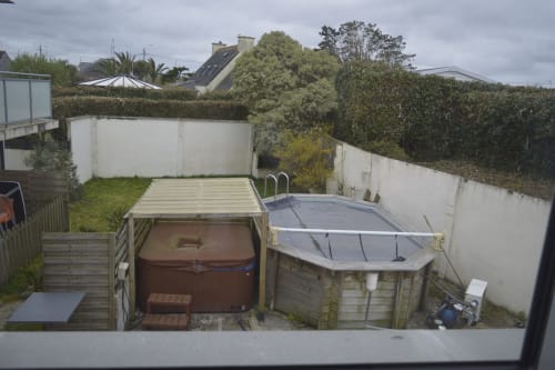 Espace piscine du gîte en arrière-cour à la Résidence des dunes avec piscine hors-sol chauffée et bain à remous à Landéda