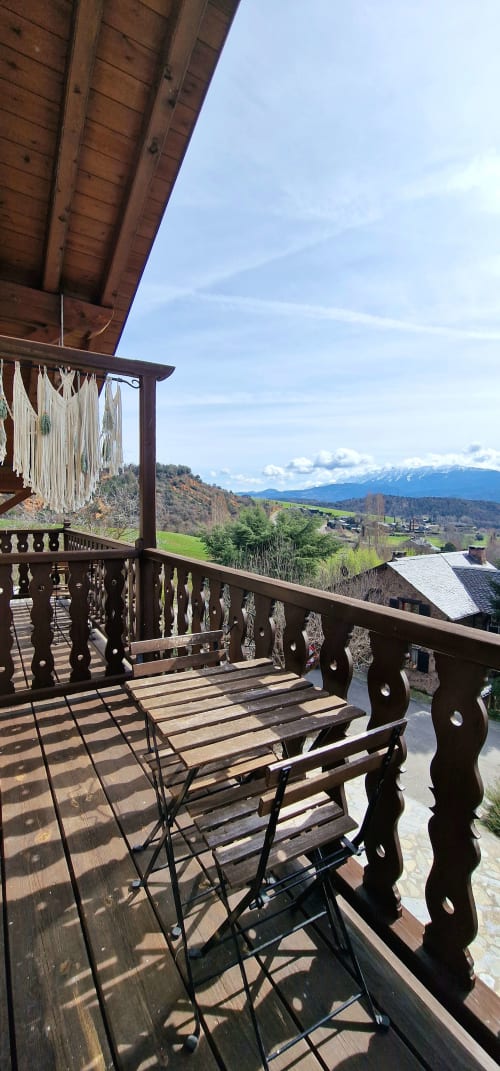 Vista de balcón en Hotel Mas D'En Roqueta con paisaje montañoso, barandillas de madera y valle