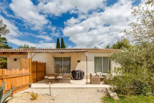 Le gîte La Picholine au Domaine de l'Arbre Doré à Lézan avec terrasse, transats et oliviers
