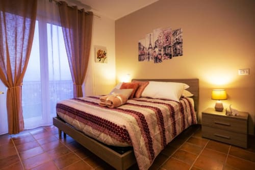 Camera Libeccio della Torre dei Venti B&B a Ceccano, con letto matrimoniale a righe, accesso alla terrazza e atmosfera calda