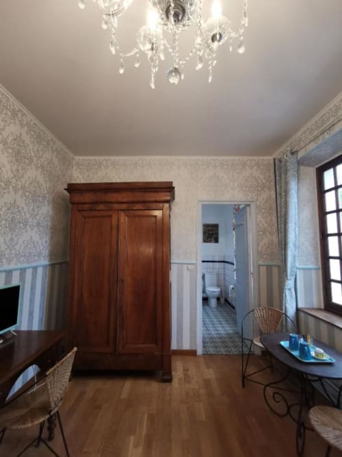 Suite Impressionniste au Coin des Artistes, élégante avec lustre, armoire en bois et vue sur la ville