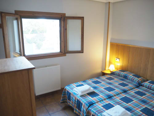 Habitación doble Mortxe en Posada de Ollo con vistas a la montaña, cama de madera, escritorio y calefacción radiante en España