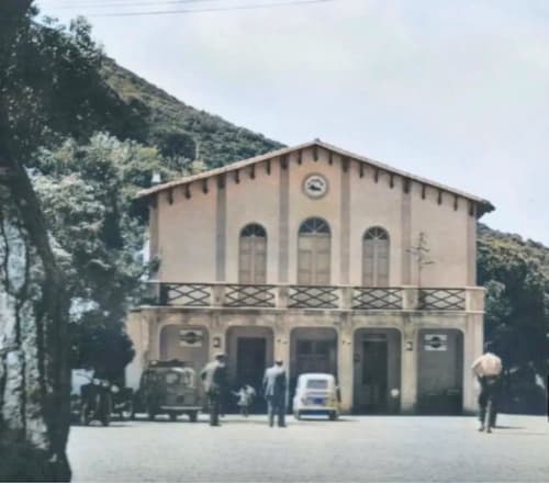 Albergo Al Cinghiale a Montevecchio, Guspini: edificio in pietra beige con finestre ad arco e vista collinare