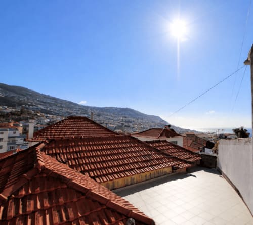 Terraza con techo de tejas rojas con vistas a Funchal y las montañas, Villa Recanto da Maria