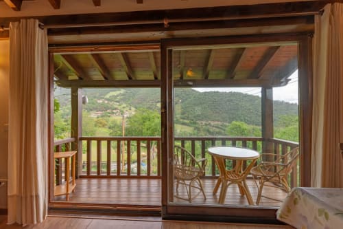 Terraza de madera con vistas a las montañas en la casa rural Los Picos De Redo, Camaleño, España