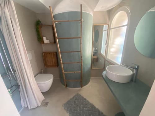 Salle de bains moderne à La Mouette Rieuse avec vasques doubles, toilettes, claustra en bois et fenêtres cintrées au Patio aux