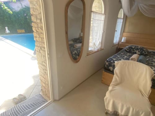 Chambre La Mouette Rieuse au Patio aux Oiseaux à La Ciotat avec vue jardin, accès piscine et portes-fenêtres