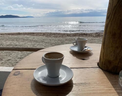 Deux tasses de café sur table en bois avec vue sur la Méditerranée au Patio aux Oiseaux, La Ciotat