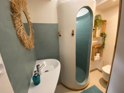 Salle de bain moderne de la chambre La Fauvette à Lunettes au gîte Le Patio aux Oiseaux à La Ciotat, avec murs accent bleu-vert et lavabo rond