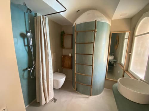 Salle de bains moderne au Patio aux Oiseaux B&B à La Ciotat avec doubles vasques, douche à effet pluie et baignoire îlot