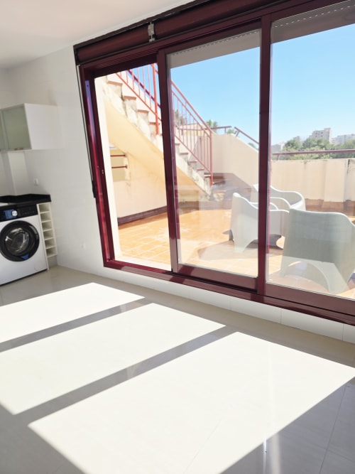 Apartamento luminoso con terraza con vistas a la playa de Miramar en Gandía, con puertas correderas modernas y lavadora
