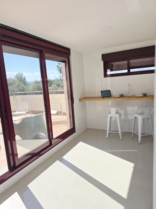 Moderno apartamento en Gandía con escritorio, barra, puertas a terraza y vistas al mar desde playa Miramar