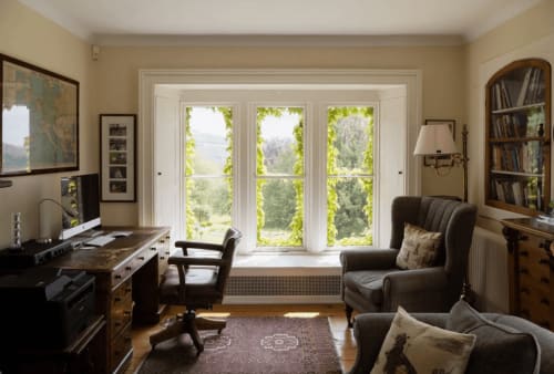 Elegante Suite im Florence Nightingale Suites in Derbyshire mit großen Erkerfenstern, dunklen Möbeln, Kamin