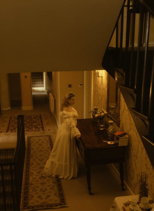 Frau in Periodenkleidung in der eleganten Halle der Florence Nightingale Suites, Holloway, Derbyshire