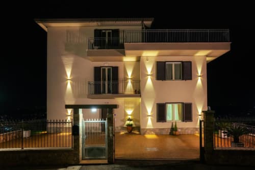 Torre dei Venti B&B esterna di notte, Ceccano Italia - villa moderna con elegante illuminazione di accento