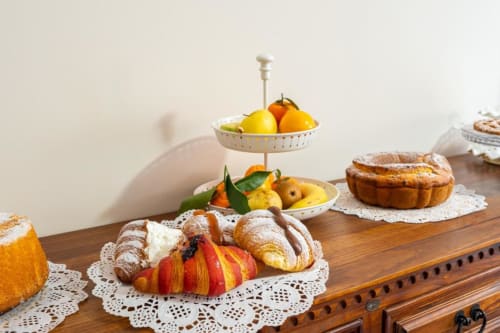 Pasticcini, croissant e frutta fresca in mostra a colazione Torre dei Venti, B&B Ceccano