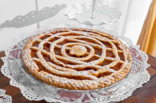 Dolce a spirale spolverato di zucchero a velo presso il bed and breakfast Torre dei Venti a Ceccano, Italia