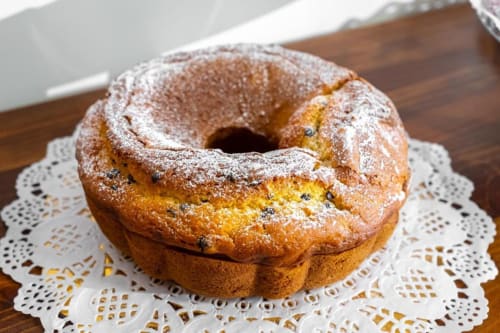 Ciambella glassata di zucchero a velo con uvetta su centrino di pizzo, Torre dei Venti B&B, Ceccano Italia