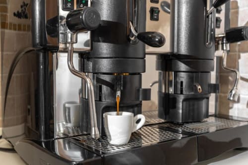 Macchina per espresso che versa caffè in una tazza bianca presso Torre dei Venti B&B, Ceccano Italia