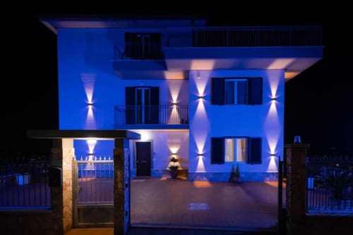 Facciata del B&B Torre dei Venti di notte con illuminazione architettonica blu, Ceccano Italia