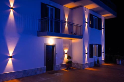 Torre dei Venti B&B a Ceccano illuminata splendidamente di notte con moderna illuminazione architettonica