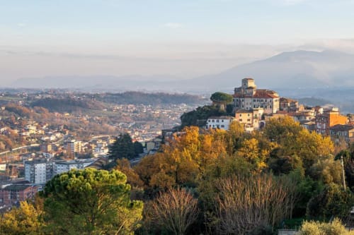 Torre dei Venti B&B domina la valle di Ceccano con torre medievale e paesaggio autunnale