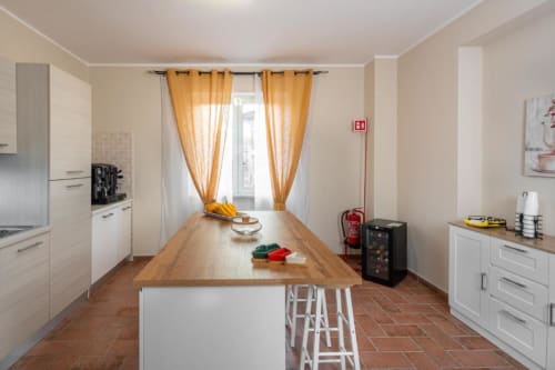 Cucina moderna con tavolo da pranzo in legno presso Torre dei Venti B&B a Ceccano, Italia