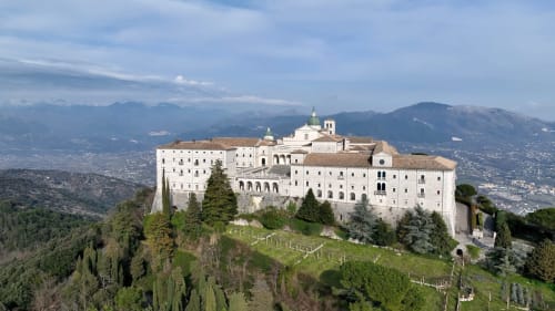 Castello hotel Torre dei Venti arroccato sulla collina di Ceccano, Italia con montagne e valle sottostanti