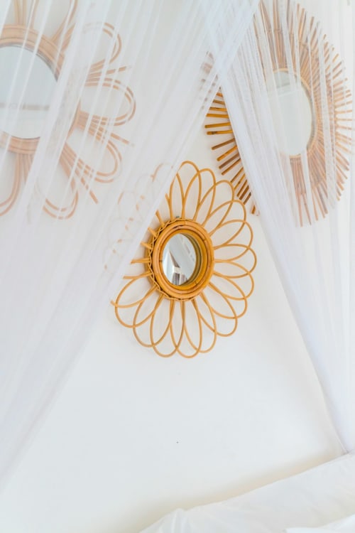 Specchio dorato con girasole e tende trasparenti presso la boutique hotel Borgo Luce a Francavilla Marittima, Italia