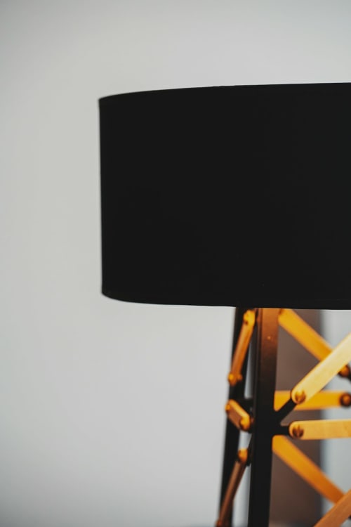Lampada cilindrica nera con base in vetro ambrato presso l'hotel boutique Borgo Luce di Francavilla Marittima