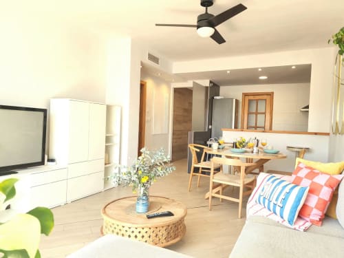 Apartamento moderno y diáfano en BAKIT HOUSE de Águilas con sala, comedor, cocina, ventilador de techo y colorido