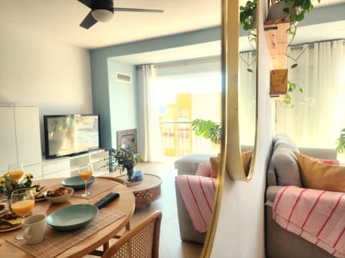 Comedor moderno de BAKIT HOUSE en Águilas con vistas a la ciudad, acceso a terraza y mobiliario contemporáneo