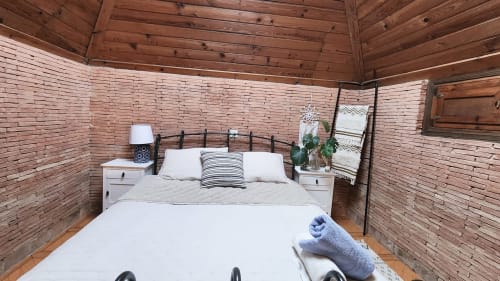 Acogedora habitación en la villa Bakit House, Águilas con paredes de ladrillo, techo de madera y comodidades modernas