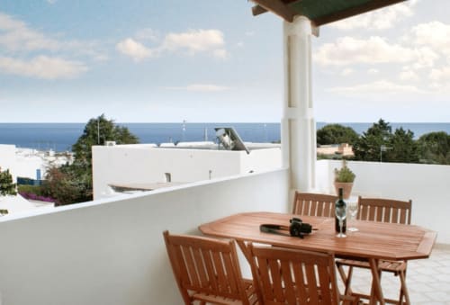 Tavolo da pranzo in legno con sedie sulla terrazza con vista sul Mare Adriatico a Santa Cesarea Vacanze