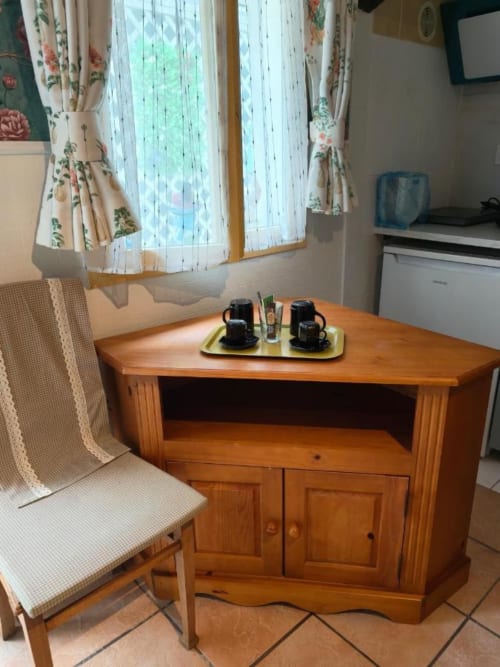 Coin bureau cosy dans la chambre Pastel du Gîte Le Coin des Artistes, France, avec mobilier bois et rideaux fleuris