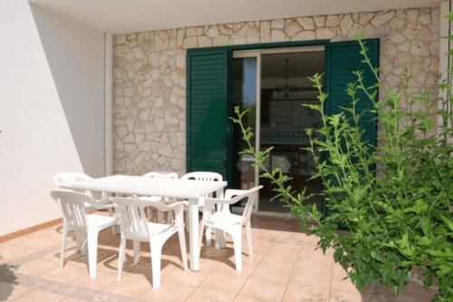 Terrazza esterna con arredi da pranzo bianchi presso l'hotel Santa Cesarea Vacanze a Santa Cesarea Terme, Italia